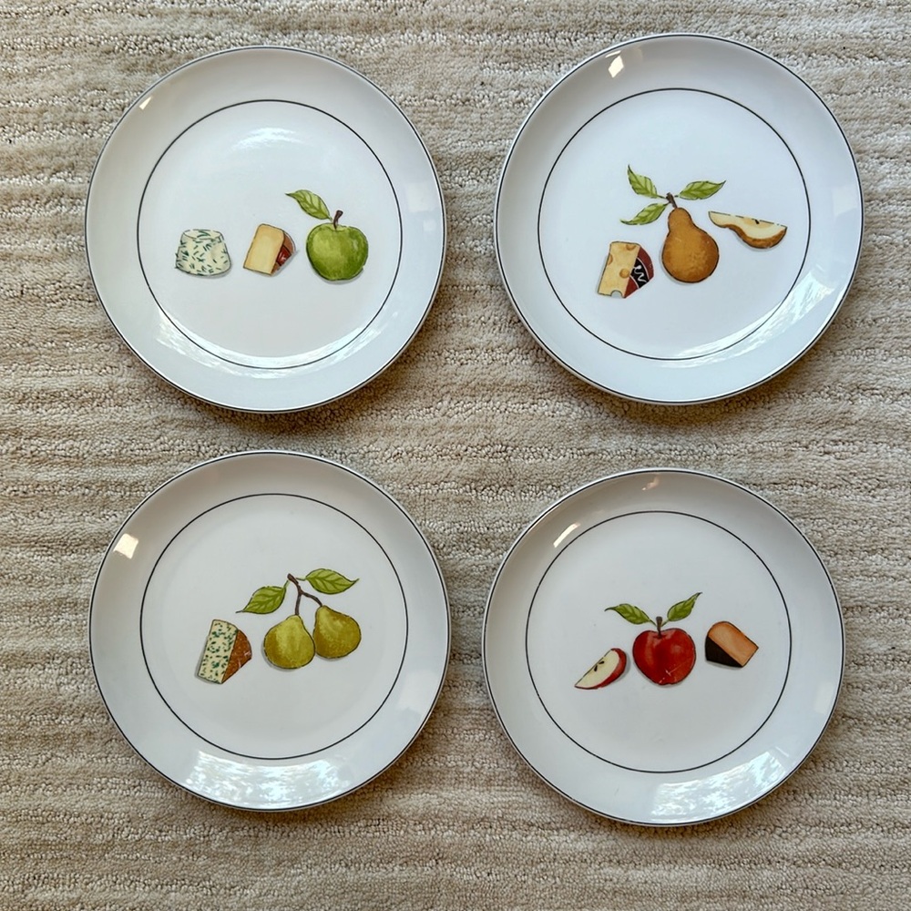 Set of 4 Crate&Barrel Nancy Green Fruit From age Appetizer Desert Plates